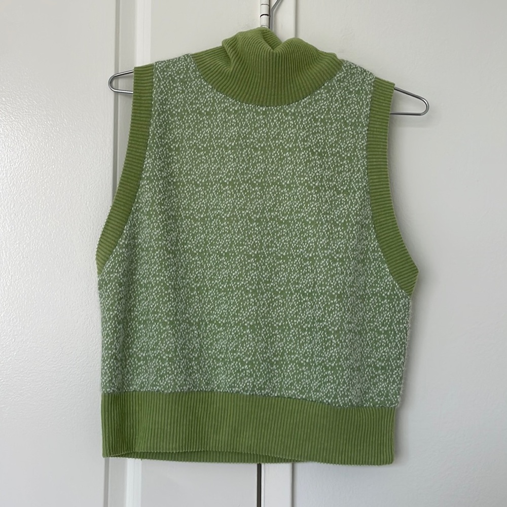 Cute green knit turtleneck top no sleeve
